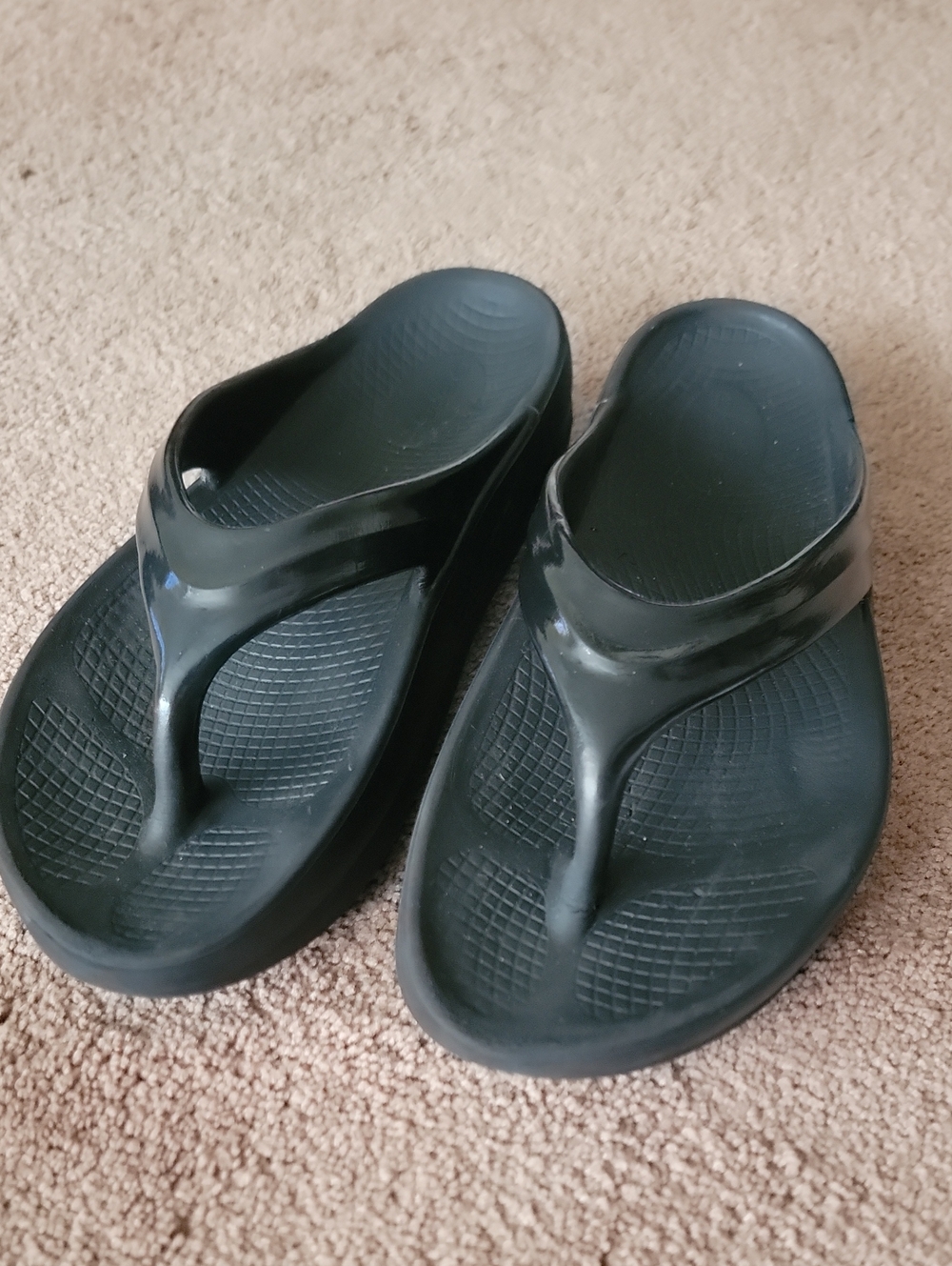 Oofos Black Thick-Soled Flip Flop Sandals - Picture 1 of 4